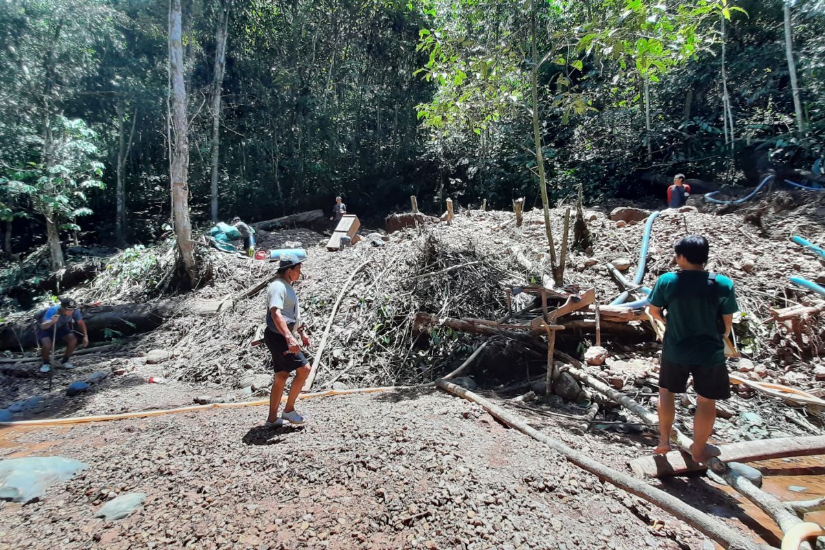 Emas vs Saham: Mana yang Lebih Cuan untuk Investasi?